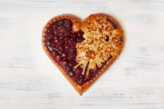 Пирог с вишней в форме сердца в Пироговом Дворике