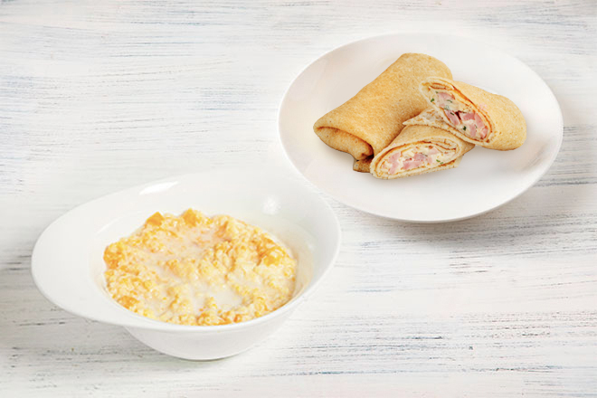 Завтрак с кашей и блинами с ветчиной и сыром в Пироговом Дворике