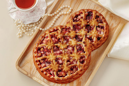 Пирог с яблоком и брусникой "Восьмёрка" в Пироговом Дворике