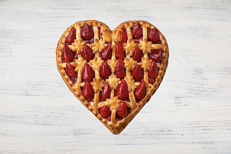 Пирог с клубникой в форме сердца в Пироговом Дворике