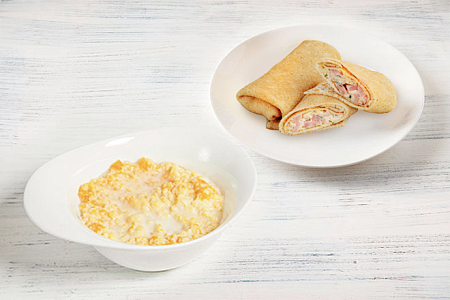 Завтрак с кашей и блинами с ветчиной и сыром в Пироговом Дворике